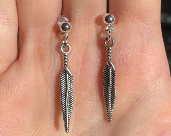 Orecchini delicati con piume, orecchini a perno con piume in argento, orecchini con piume unisex