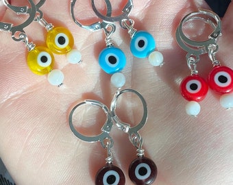 Glas Lampwork Evil Eye Huggies, Evil Eye Huggie Creolen mit Akzent Kristall, Evil Eye Ohrringe, Silber und vergoldete Huggies, Geschenk