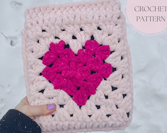 Puede incluir: Cuadrado de crochet rosa y fucsia con un diseño de corazón. El texto CROCHET PATTERN está en la esquina superior derecha de la imagen.