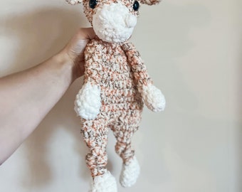 Cope Cow Snuggler / Coperta all'uncinetto fatta a mano in filato, peluche Lovey per bambini, annodato a forma di mucca