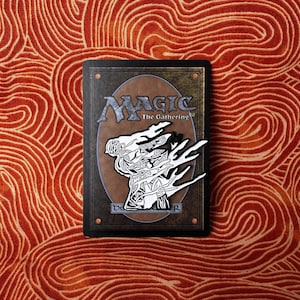 Mana Short - Magic The Gathering MTG geïnspireerde emaille pin 2"