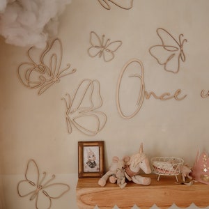 Wandschmetterlinge aus Holz - 6er-Set, Original, Lineart für Kinderzimmer, Natursperrholz, Boho-Kinderzimmer, Einzeiliges minimalistisches Design, einzigartiges Geschenk