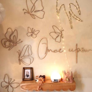 Wandset aus Holz – Schmetterlinge-Dekoration für Kinderzimmer PLUS Schild „Once Upon a Time“ – Natursperrholz, Boho-Wandkunst für das Kinderzimmer, Geschenk zur Babyparty