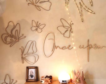 SET da parete in legno - Decorazioni con farfalle per la cameretta dei bambini PIÙ cartello "C'era una volta" - Compensato naturale, decorazione da parete per cameretta dei bambini in stile boho, regalo per baby shower