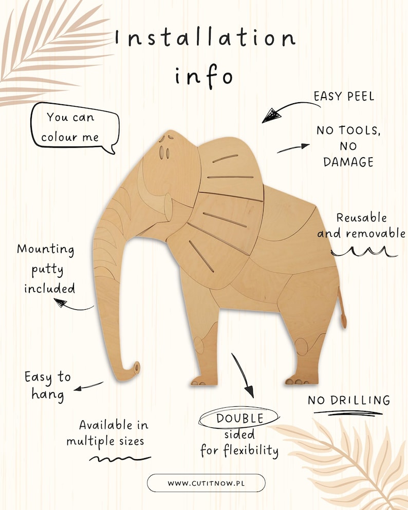 Op de afbeelding: Een houten olifantvormige wanddecoratie met de tekst "Installation info". De olifant is lichtbruin en heeft uitgesneden details. Tekst op de afbeelding geeft aan dat het gemakkelijk op te hangen, dubbelzijdig en herbruikbaar is. Er staat ook "Je kunt me kleuren".