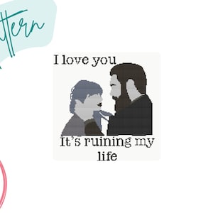 Może przedstawiać: Wzór na haft krzyżykowy przedstawiający parę z tekstem "Kocham cię. To rujnuje moje życie."