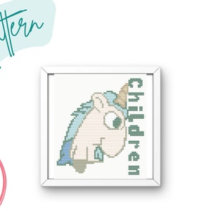 Könnte beinhalten: Ein weiß gerahmtes Kreuzstichmuster mit einem Comic-Einhorn mit blauer Mähne und Horn. Der Text "children" ist vertikal auf der rechten Seite des Bildes gestickt.