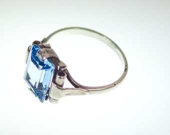 Topaz & Silber Blau Ring • Eleganter Vintage Ring mit blauem quadratischen Topas in Silber gefasst. Frankreich, Art Deco, um 1920, guter Zustand
