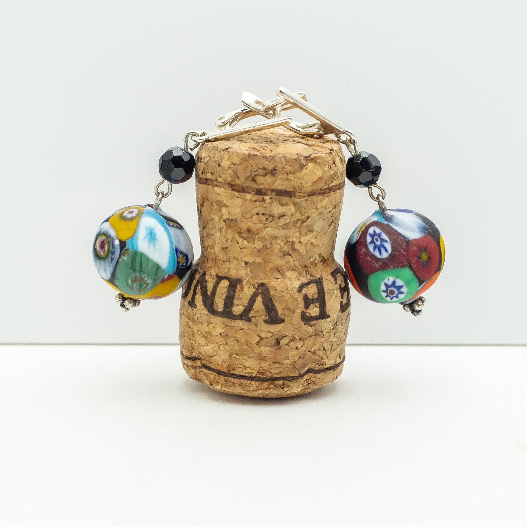 ムラーノ・ミルフィオリガラスのイヤリング：赤、黄、青、黒、シルバー