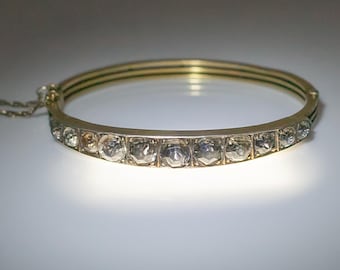 Vergoldetes Silber & Kristall Armband • Antikes ovales starres Armband. Vergoldetes Silber, facettierte Kristalle, die Rauchquarz imitieren. Frankreich 1920-30er Jahre