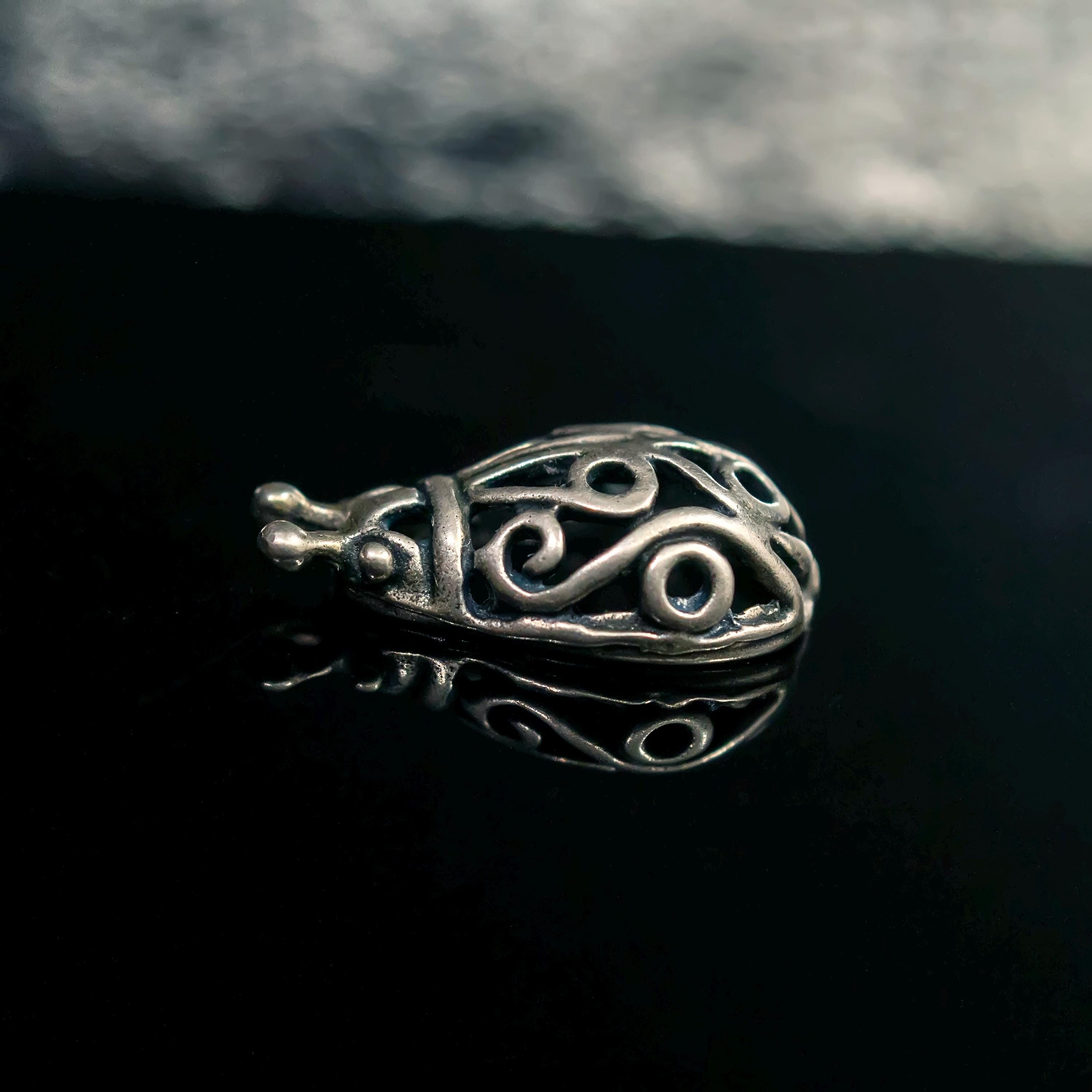 フランス製 ヴィンテージ 9Kてんとう虫チャーム エナメル細工 幸運1960年