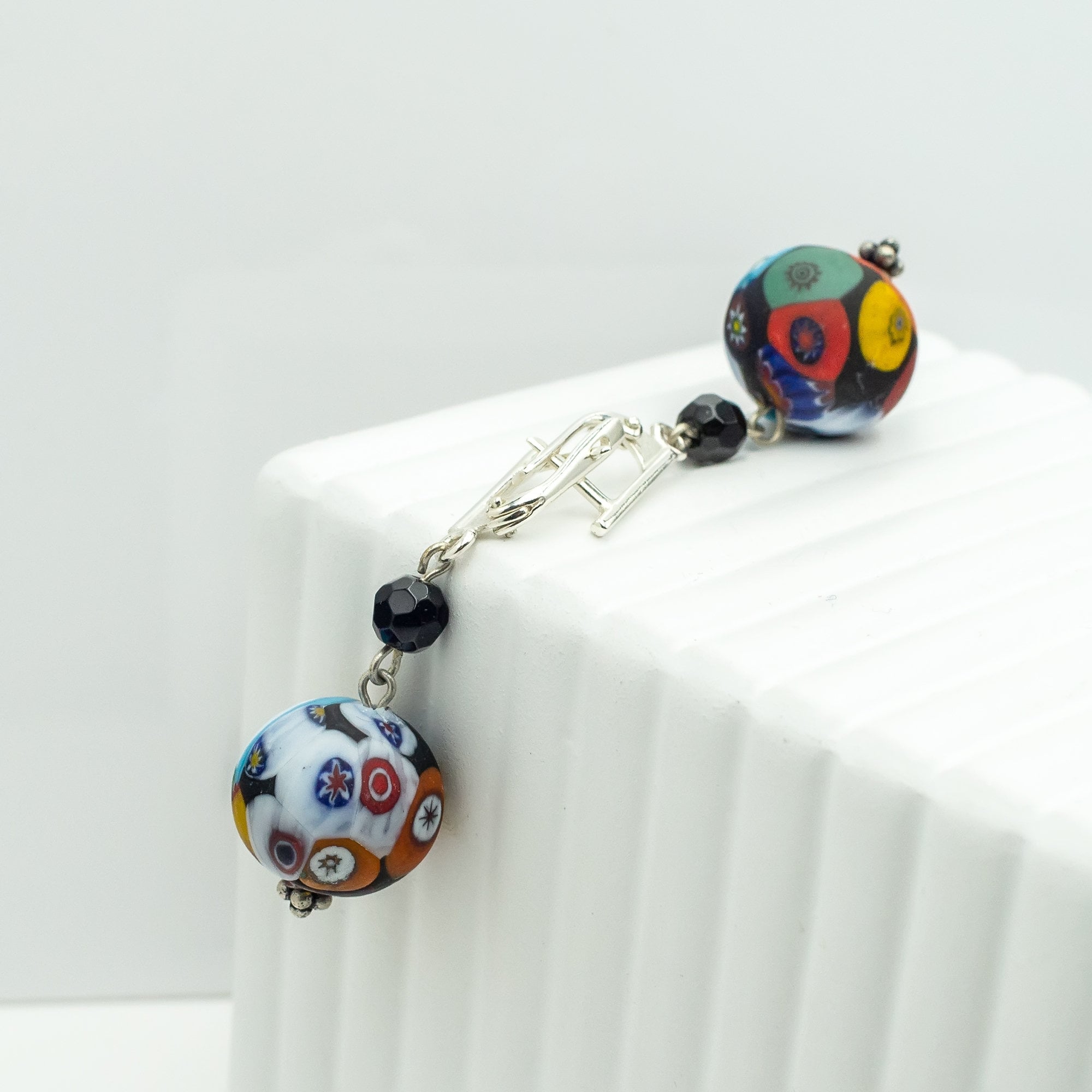 ムラーノ・ミルフィオリガラスのイヤリング：赤、黄、青、黒、シルバー