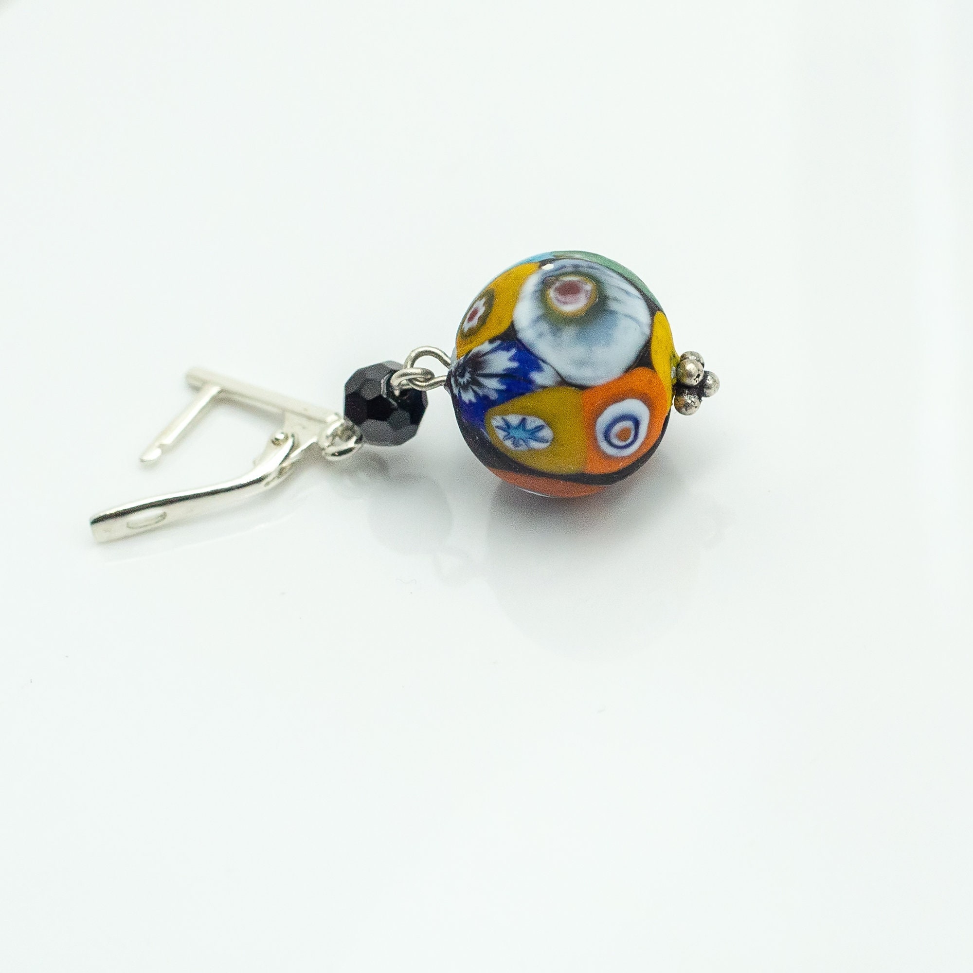 ムラーノ・ミルフィオリガラスのイヤリング：赤、黄、青、黒、シルバー