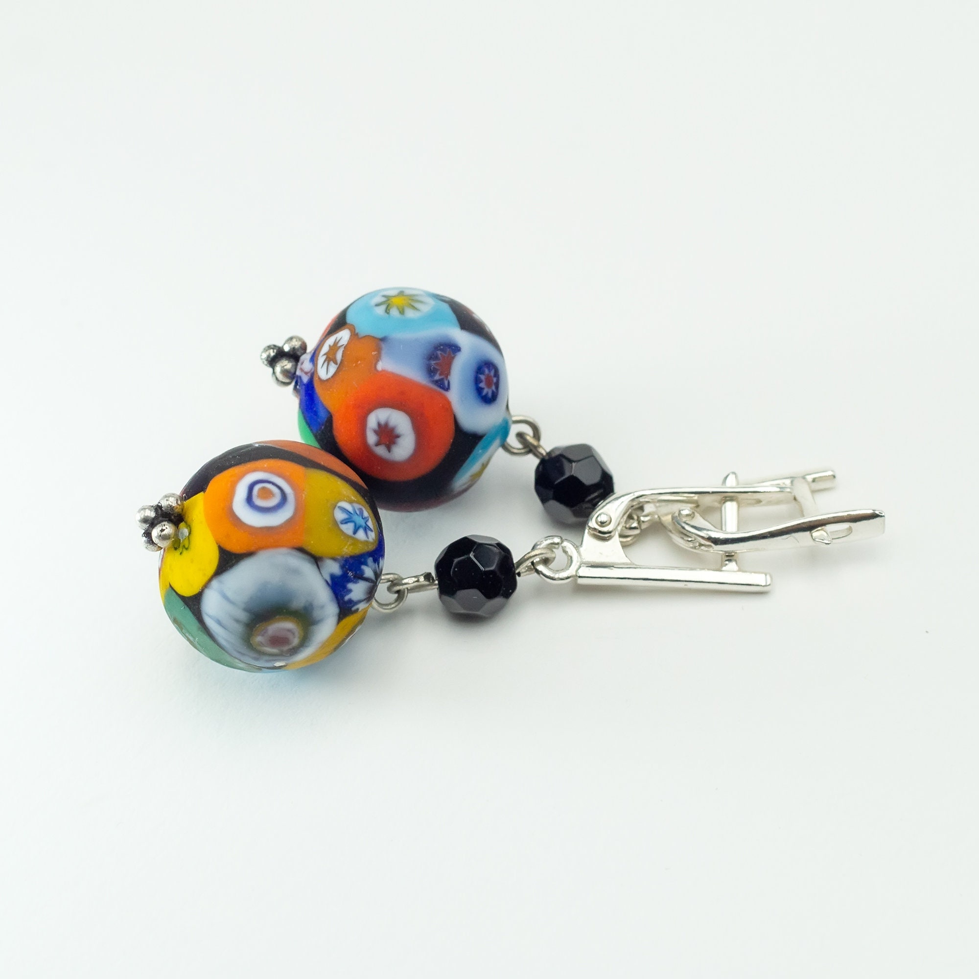 ムラーノ・ミルフィオリガラスのイヤリング：赤、黄、青、黒、シルバー