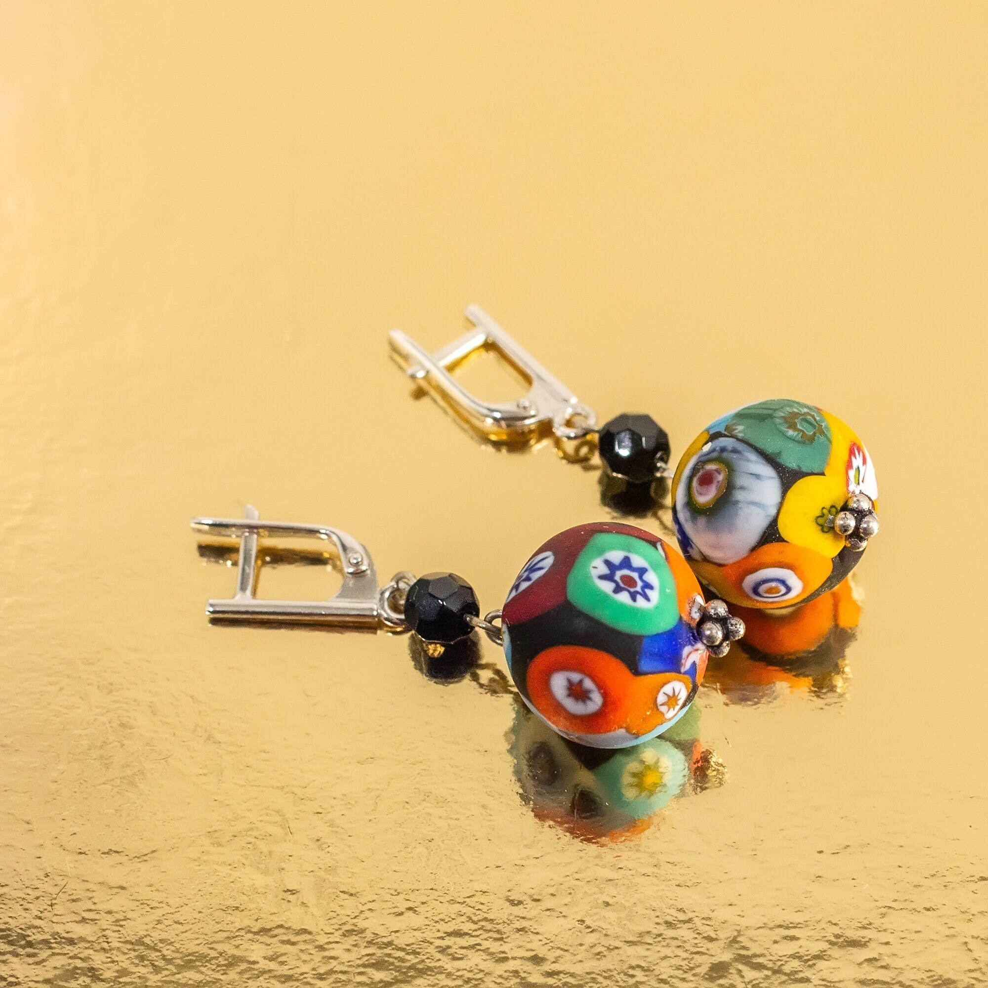 ムラーノ・ミルフィオリガラスのイヤリング：赤、黄、青、黒、シルバー