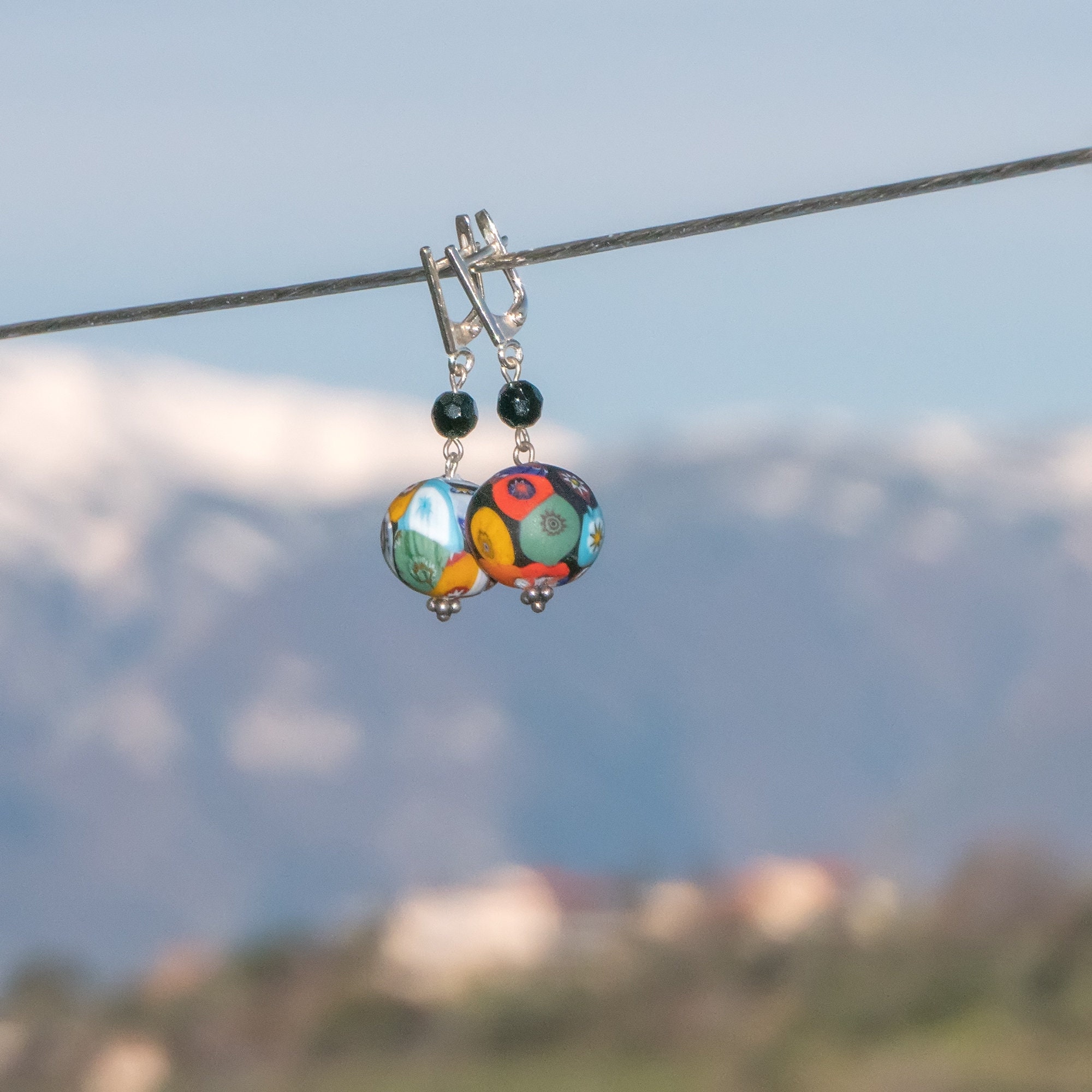 ムラーノ・ミルフィオリガラスのイヤリング：赤、黄、青、黒、シルバー