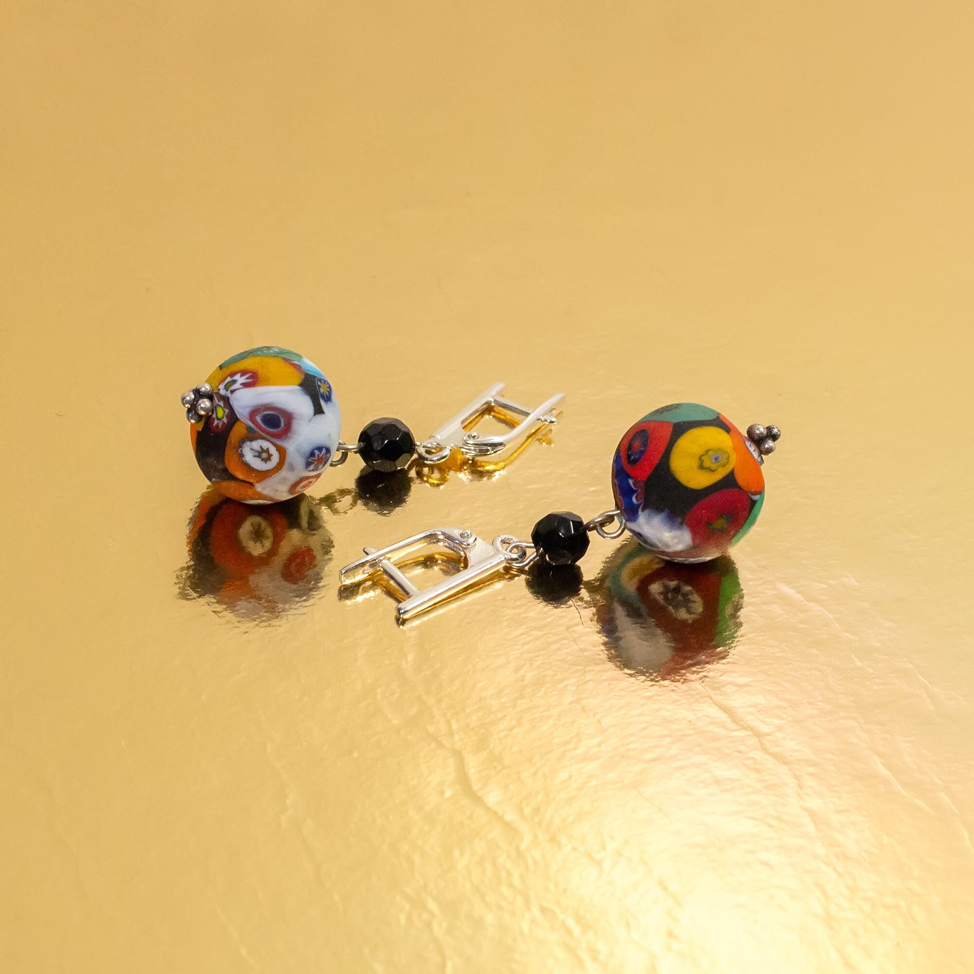 ムラーノ・ミルフィオリガラスのイヤリング：赤、黄、青、黒、シルバー