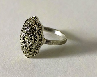 Vintage Silberring mit Markasiten • Schöne ovale Form, funkelnde Steine. Wunderschöner und sehr bequemer Ring, allerdings mit einigen Markasitenverlusten