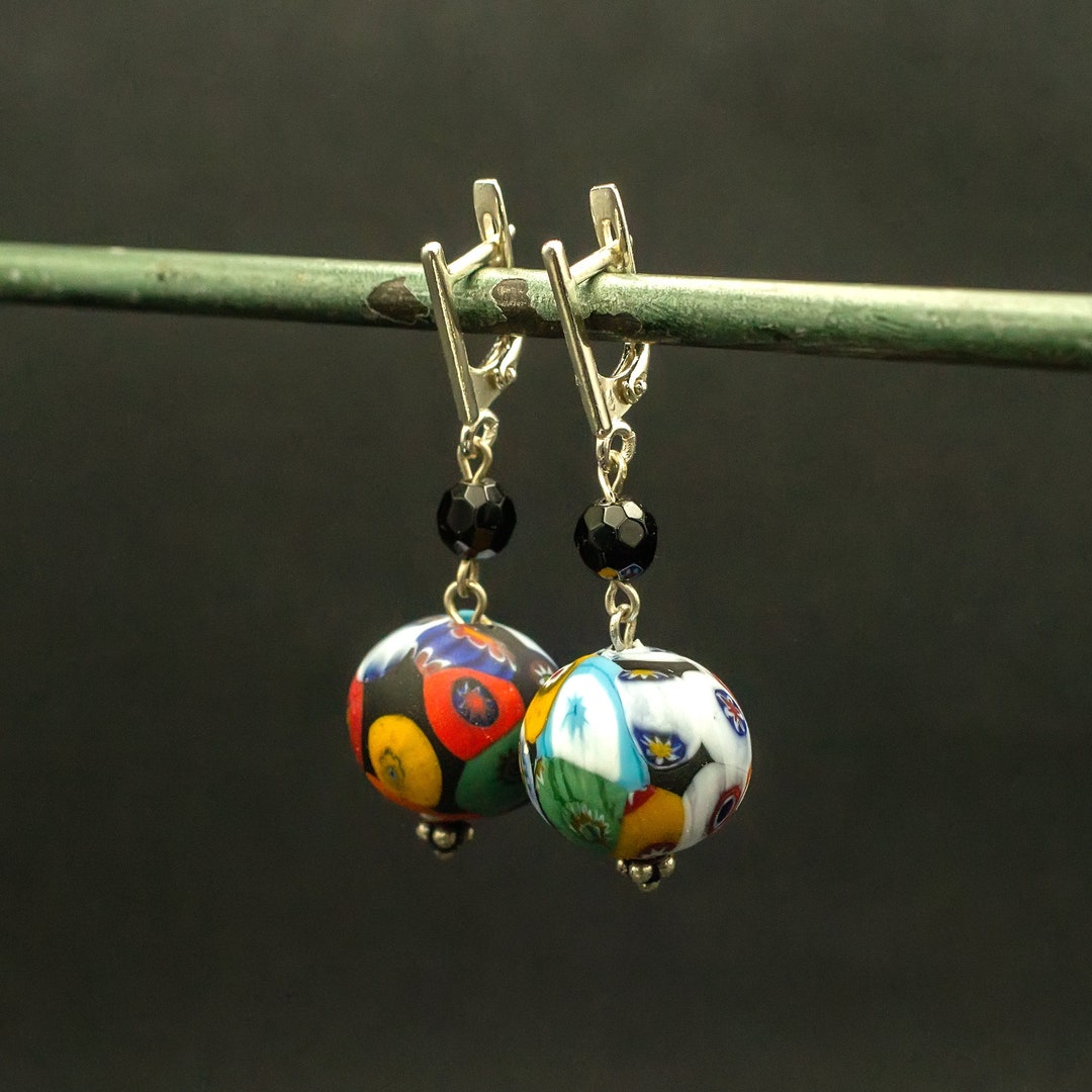 ムラーノ・ミルフィオリガラスのイヤリング：赤、黄、青、黒、シルバー