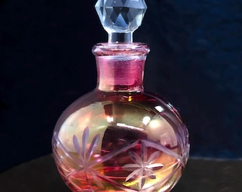 Frasco de perfume vintage de cristal rosa: diseño floral, tapón de cristal facetado.