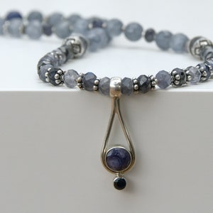 Saffierhangerketting • Donkere saffier in sterlingzilver, handgemaakte saffier en kwartsketting donkere en lichte saffier, sterlingsieraden