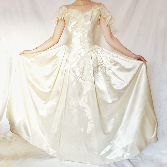 Vintage 1940s satin wedding dress - image 1