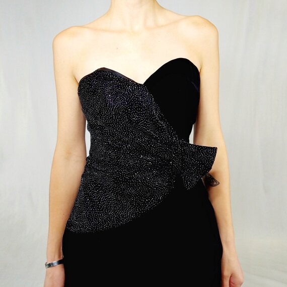 Vintage 1980s black velvet strapless party dress … - image 2