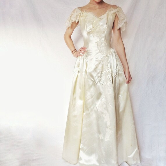 Vintage 1940s satin wedding dress - image 3