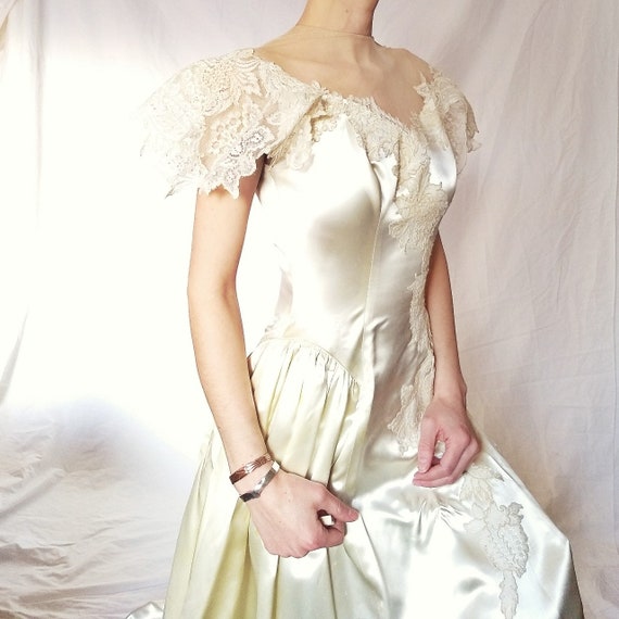 Vintage 1940s satin wedding dress - image 2