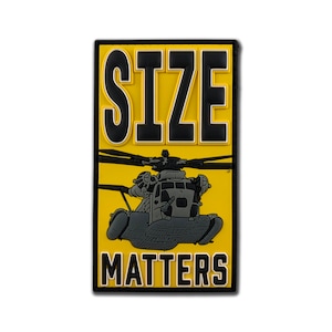 Pode incluir: Um remendo amarelo e preto com um helicóptero e o texto "SIZE MATTERS".