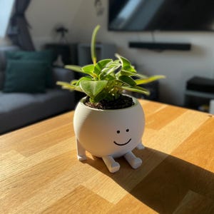 Übertopf sitzende Figur klein glücklich