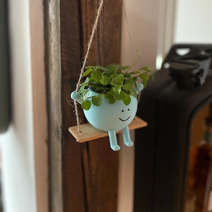 Hängender Übertopf klein glücklich Blumentopf hellblau