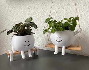 Hängender und sitzender Übertopf klein glücklich Blumentopf