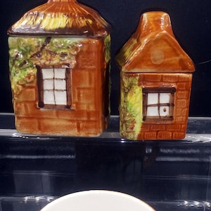 マグカップと調味料入れ。ケンジントン・コテージ・ウェア（イギリス）。ヴィンテージ。