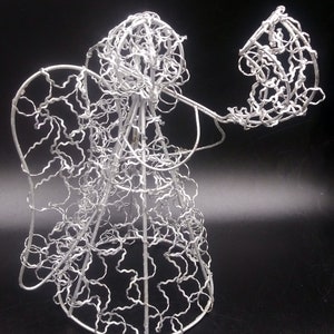 Silberner Großer Engel aus Draht/Drahtgeflecht. Figur/Baumspitze. Große Trompete und Flügel. Groß und robust. Weihnachtsdekoration. Jahrgang