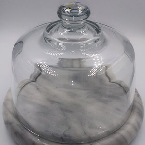 Käse-Cloche. Glaskuppel. Wirbel aus grauem Schiefer.