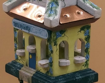 Carillons éoliens miniatures Morning Glory, collection Kathy Hatch. NCE2001, Pagode en céramique jaune/verte. Garniture en bronze. Ouvrez Windows. Tuyaux.