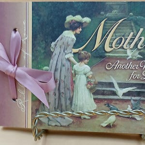 Madre, un'altra parola per amore Piccolo libro tascabile. Brown Low Publishing. Nastro rosa dell'amore. Madre, bambino, uccelli. Nastro rosa. Regalo.