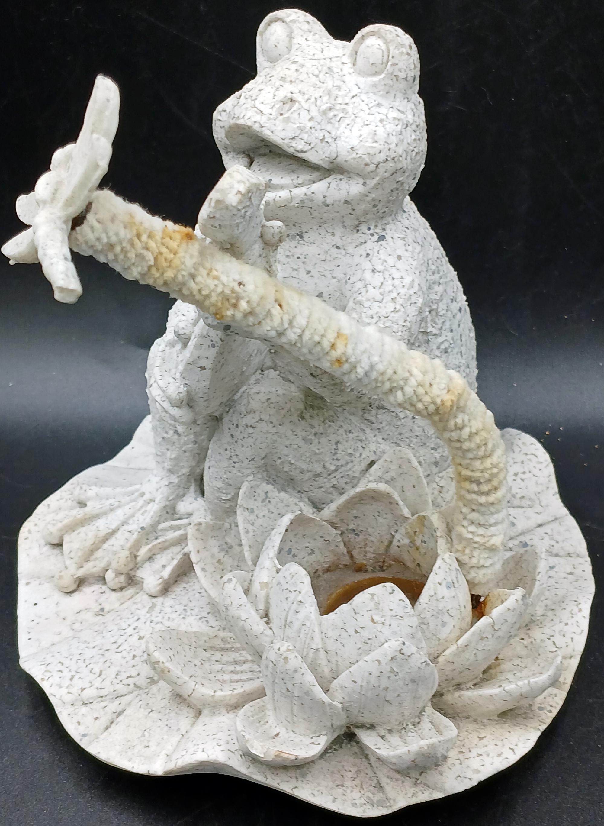 フィギュア。コンクリート製のカエルのフィギュア：睡蓮の葉の上の