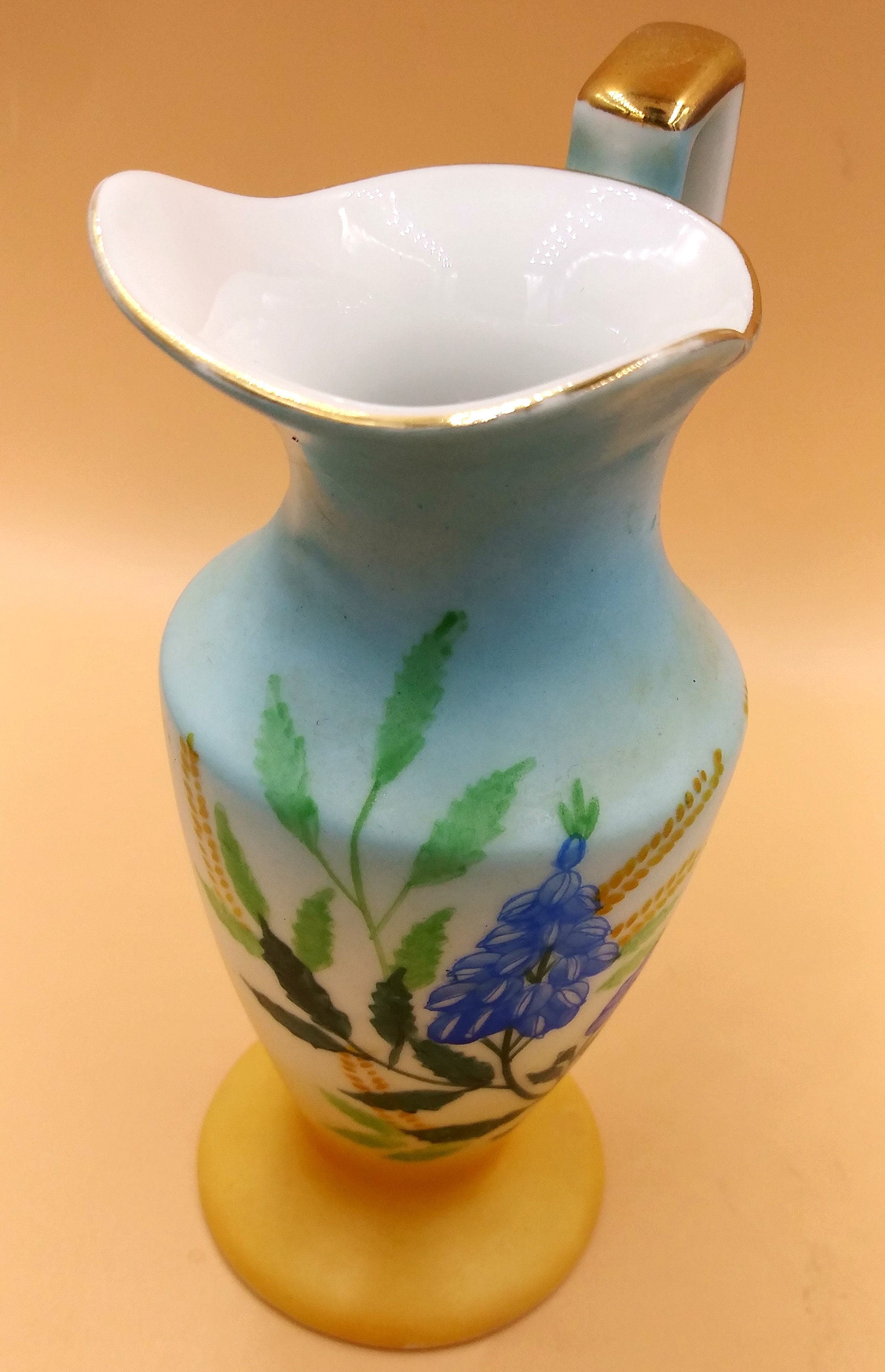 手描き花柄の磁器花瓶 ヴィンテージ 名東陶器 花瓶：手描きの花柄デザイン、日本製