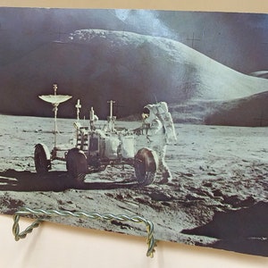 Set di due. Cartoline giganti/grandi dello Space and Rocket Center di Huntsville, Alabama. Razzi della Tranquility Base e Rover Lunare.