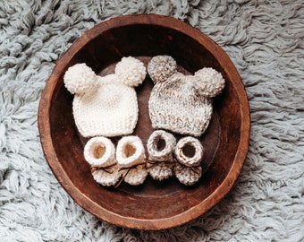 Gender neutral Cream Newborn double pom pom beanie and booties set. Ready to ship. Pregnancy Announcement. Coming home outfit. for baby.