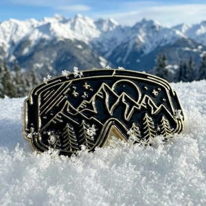 Spilla smaltata con logo Mountain Sunset e logo SKI MASCHERA DA SCI nero e oro, per gli avventurosi!