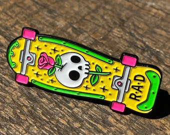 Skull skateboard enamel pin badge yellow neon version, for those 80’s skaters to reminisce....