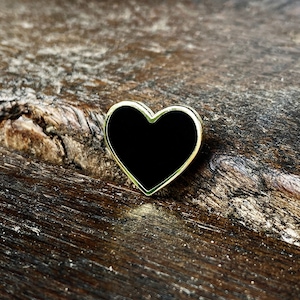 Black heart hard enamel pin badge Black edition, give it to someone you love...