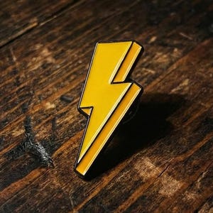 Gelber Lightening Bolt Emaille-Pin-Abzeichen, das sieht auf allem einfach cool aus ...