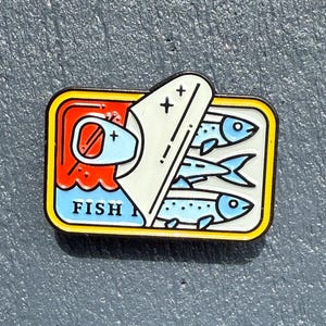 Spilla smaltata a forma di scatola di sardine, un regalo perfetto per gli amanti del pesce in scatola...