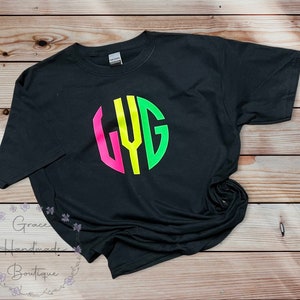 T-shirt met neonmonogram