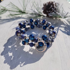 Braccialetto con perline in filo di memoria blu scuro