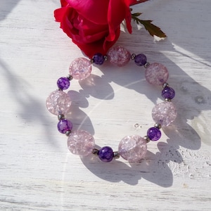 Light pink and purple crackle glass stretch bracelet